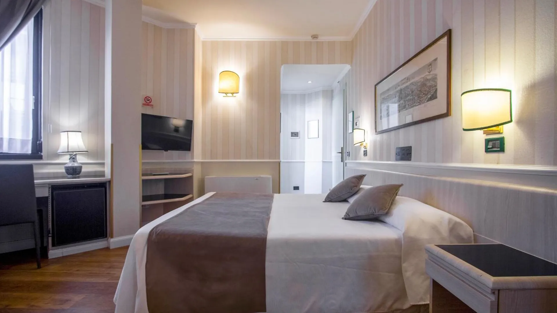 Hotel Flora Milano 3*,  İtalya