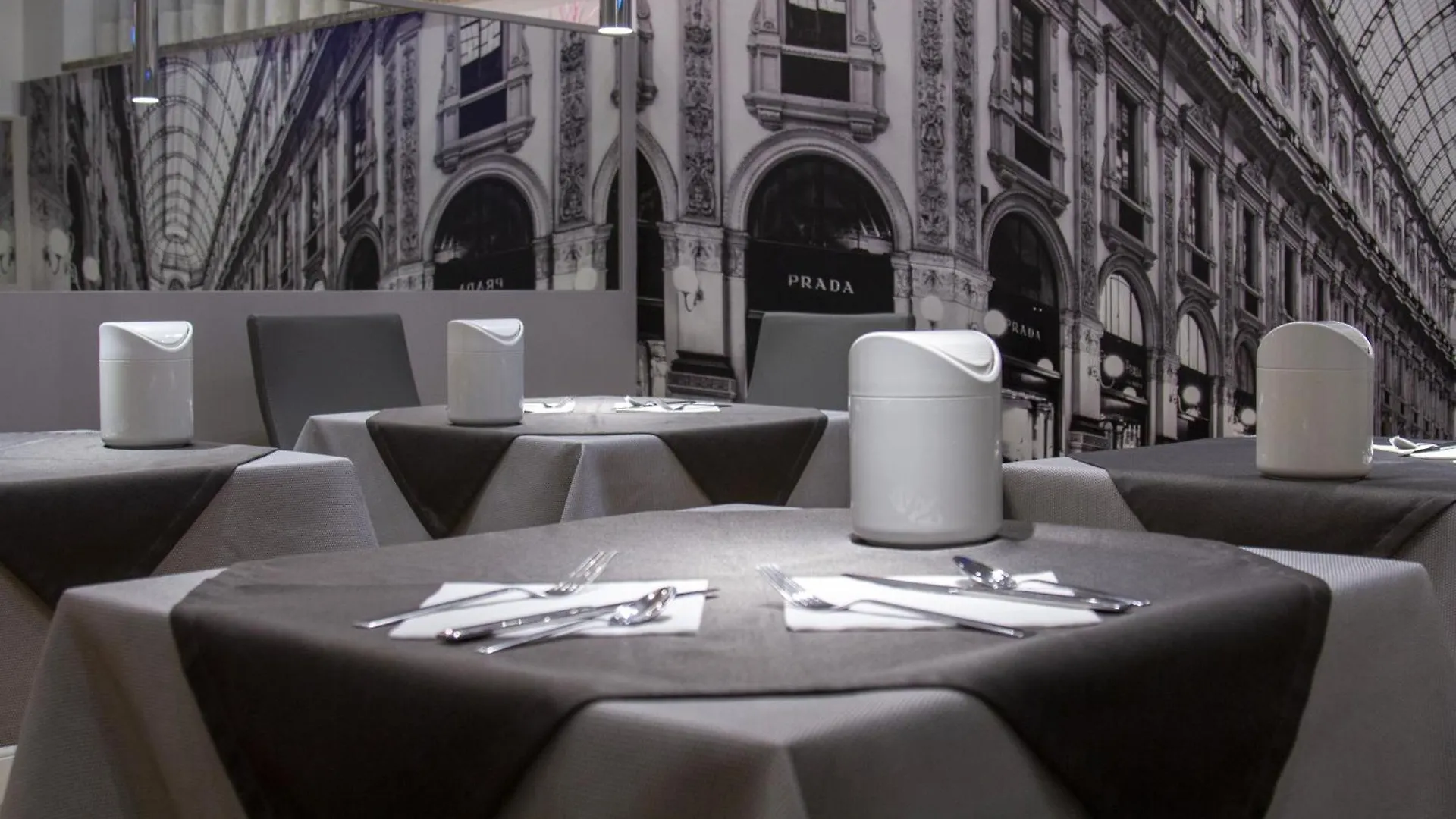***  Hotel Flora Milano İtalya